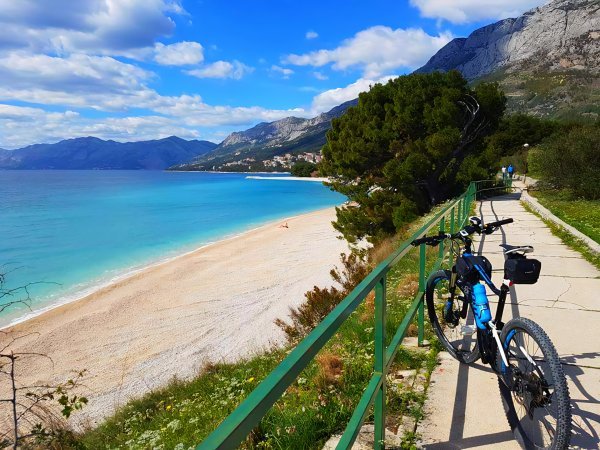 Pedaliranje podno obronaka Biokova pravi je gušt