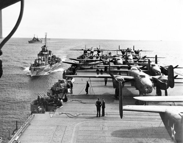 B-25 bombarderi poredani na pisti USS Horneta