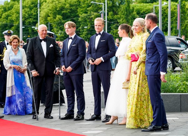 Marius Borg Hoiby i princeza Mette-Marit s članovima norveške kraljevske obitelji