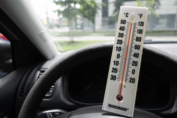 Dvogodišnjak umro nakon što ga je otac ostavio u vrelom autu na parkingu