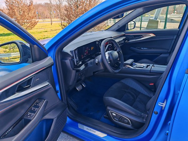 Renault Rafale atelier Alpine E-Tech plug-in hybrid 4x4 300