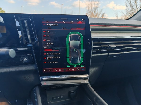 Renault Rafale atelier Alpine E-Tech plug-in hybrid 4x4 300