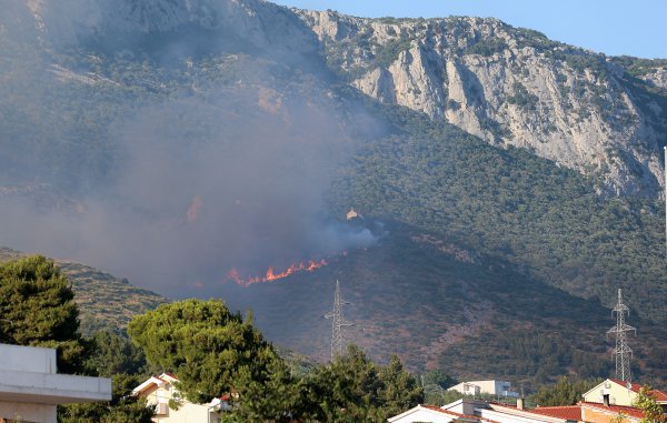 Još uvijek tinja požar iznad Kaštela: Više od 100 vatrogasaca je na terenu