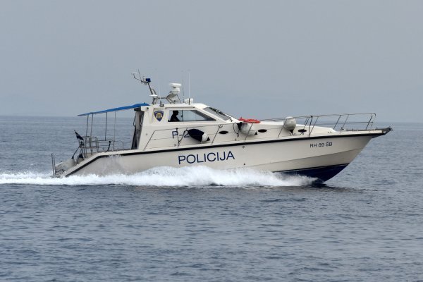 Glisirali blizu obale, policija ih novčano kaznila