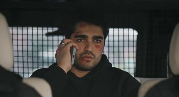 Mert Ramazan Demir kao Ferit u seriji 'Zlatni kavez' 
