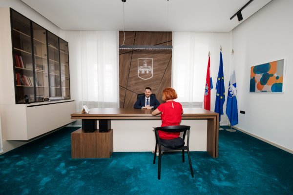 Osječki gradonačelnik Ivan Radić u razgovoru s novinarkom tportala