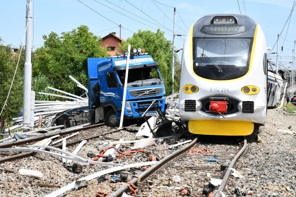 Na pružnom prijelazu kamion podletio pod vlak, poginuo vozač