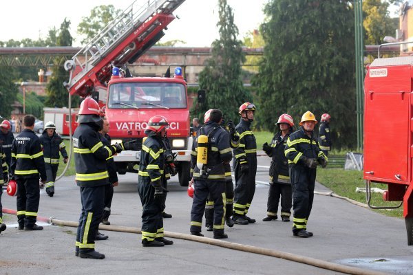 Automobil se zaključao, a beba ostala u njemu. Brzo reagirali vatrogasci