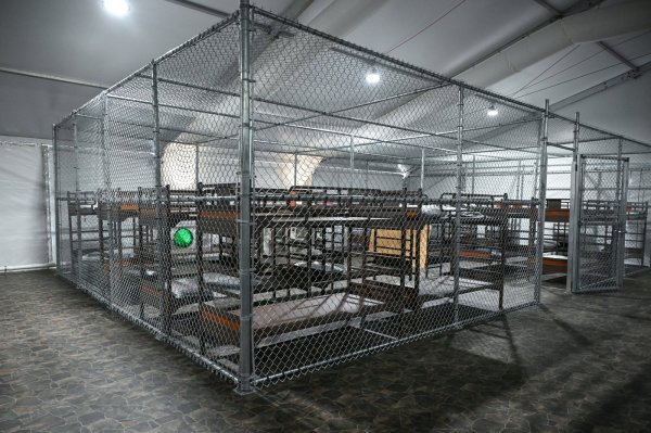 Šatorski objekt s ležajevima u Aligator Alcatrazu