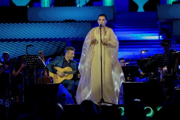 Ninina haljina podsjeća na zastor iz nekog doma kulture, sumnjam da je ovo imala na umu