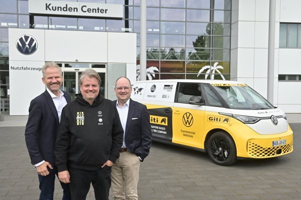 Članovi odbora marke VWN Steffen Reiche i Lars Krause žele Raineru Zietlowu puno uspjeha