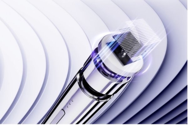 Lancôme Rénergie Nano-Resurfacer donosi nanochip tehnologiju izravno u kućnu njegu kože, koristeći stotine mikroskopskih vrškova za stvaranje nevidljivih kanala na površini lica što omogućuje aktivnim sastojcima iz seruma dublje prodiranje i učinkovitije djelovanje, bez boli ili oporavka tipičnog za klasične microneedling tretmane.
