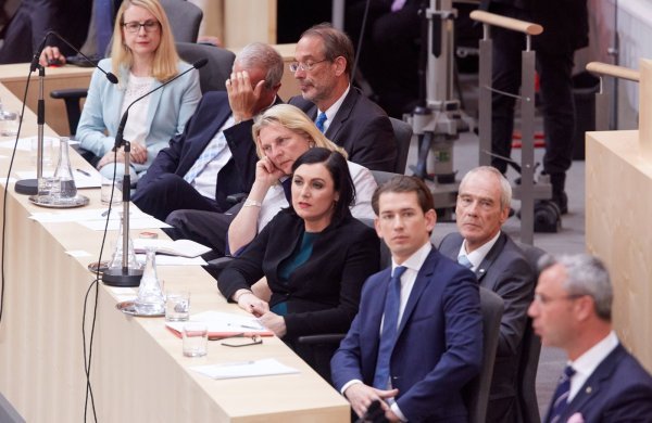 Karin Kneissl i Sebastian Kurz (prvi za stolom)