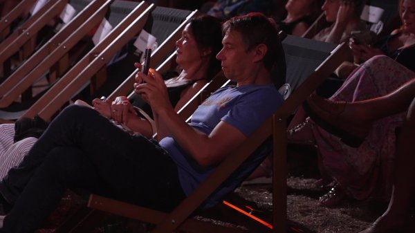 Sa suprugom, producenticom Samanthom Quan uživao je u projekcijama na terasi lopudskog hotela Grand