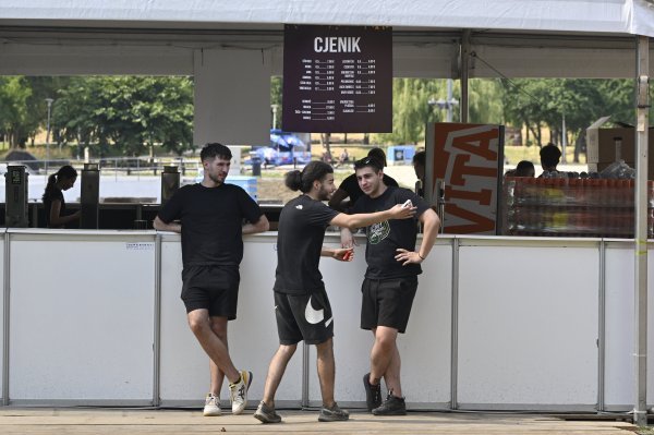 Otvaranje fan zone za posjetitelje Thompsonova koncerta u parku Bundek