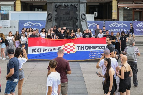 Zagreb: Obožavatelji iz Kupresa izvijesili veliku zastavu na trgu