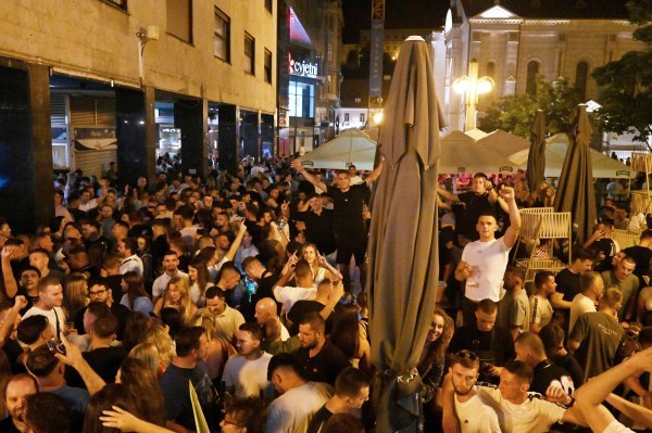 Atmosfera na Cvjetnom trgu noć uoči Thompsonova koncerta