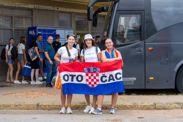 Thompsonovi fanovi iz Otočca krenuli na koncert