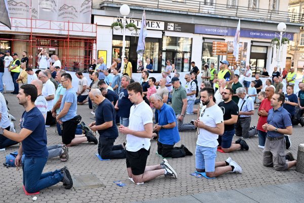 Molitelji na Trgu bana Jelačića 5.7.2025.