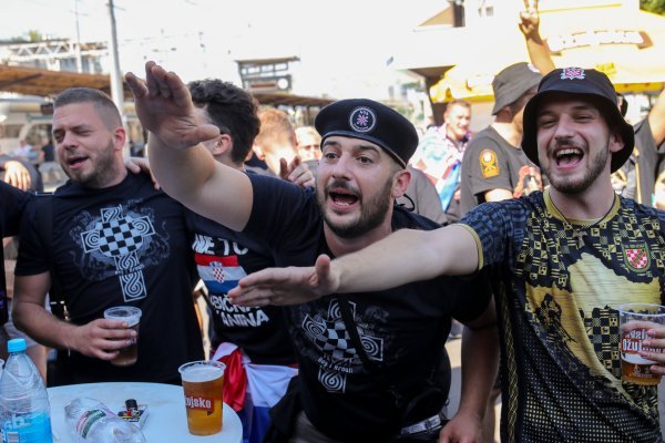 Thompsonovi fanovi na željezničkom kolodvoru u Zagrebu