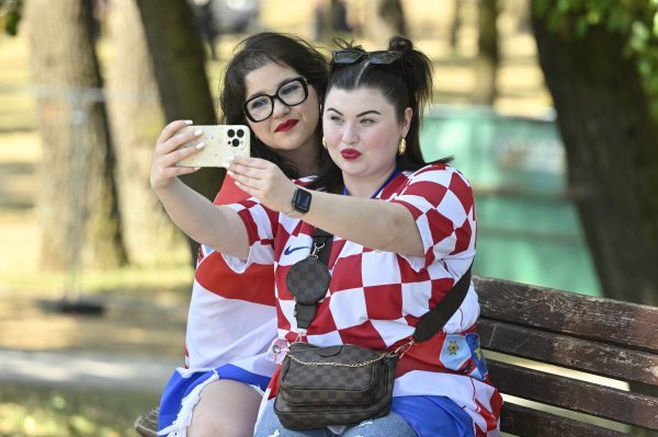 Atmosfera u fanzoni na Bundeku uoči Thompsonovog koncerta