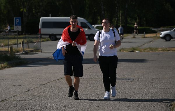 Obožavatelji idu prema fan zonama gdje će čekati ulazak u Hipodrom