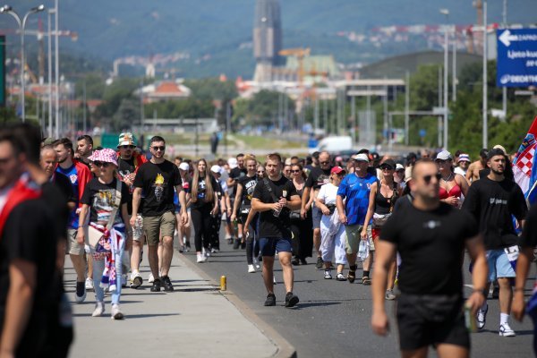 Tisuće fanova Thompsona prolazi Mostom slobode koji je zatvoren za promet