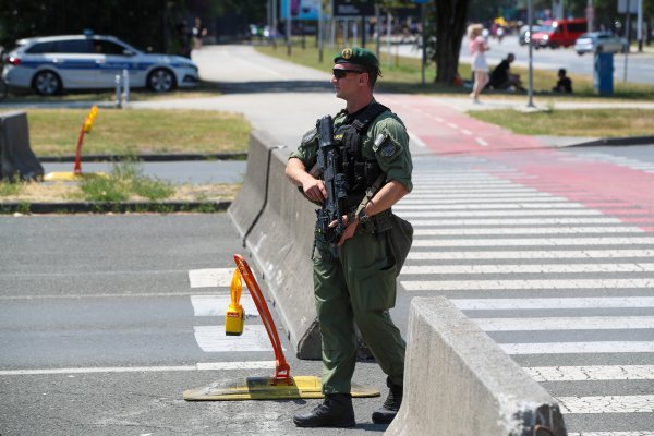 Jako policijsko osiguranje na Thompsonovom koncertu