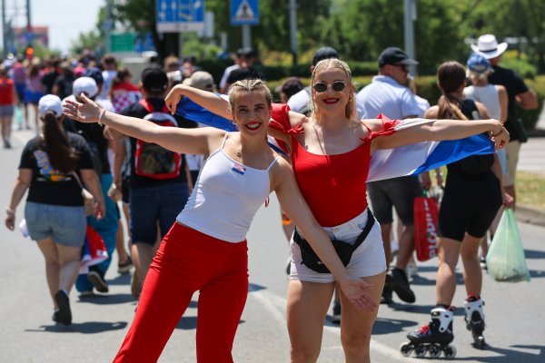 Obožavatelji u fan zonama ispred Hipodroma