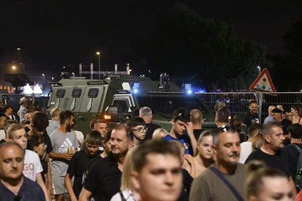 Oklopno policijsko vozilo na koncertu Marka Perkovića Thompsona