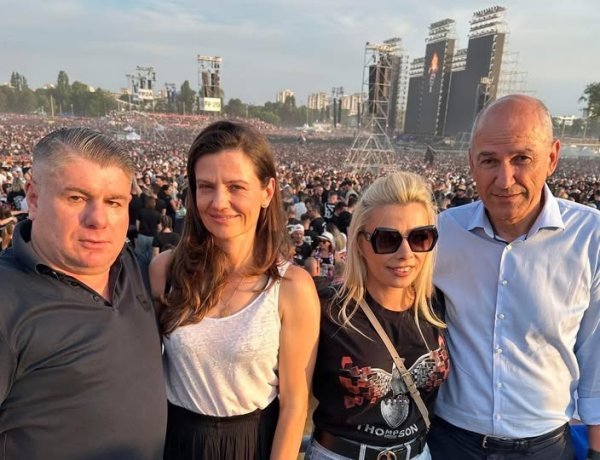 Janez Janša na koncertu Thompsona u društvu partnerice Urške Bačovnik te Velimira Bujanca i njegove supruge Katarine Šego