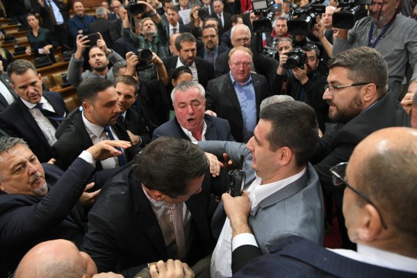 Dušan Bajatović tijekom tuče s oporbom u srpskom parlamentu 2025.