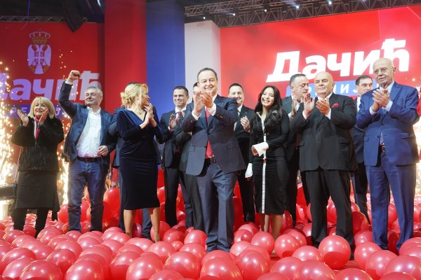 Bajatović (lijevo s podignutom šakom) dužnosnik je SPS-a na svim razinama