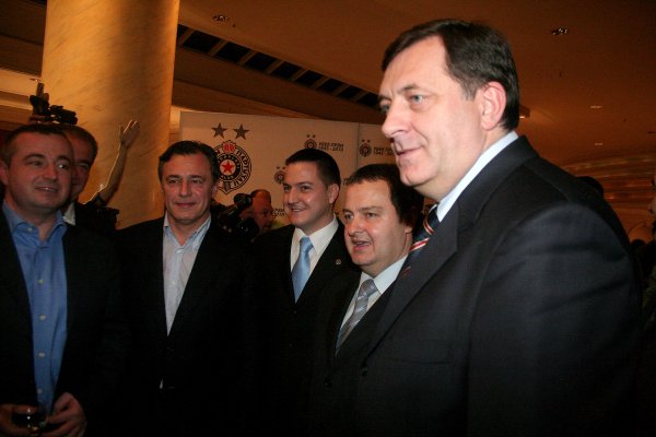 Bajatović (krajnje lijevo) s Dačićem i Miloradom Dodikom