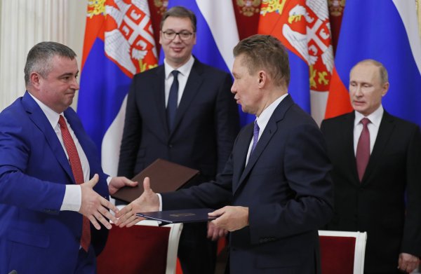 Dušan Bajatović i šef Gazproma Aleksej Miller s Vučićem i Putinom u pozadini tijekom susreta 2017.