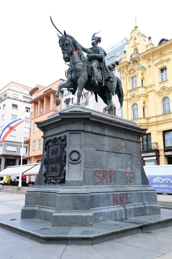 Netko je vandalizirao spomenik banu Jelačiću na glavnom zagrebačkom trgu