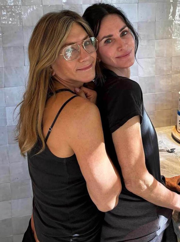 Jennifer Aniston u svojoj kuhinji s Courtney Cox