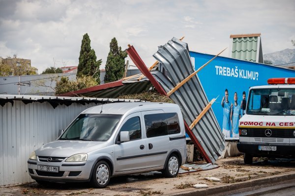 Olujni vjetar otkinuo limeni krov s Prometove garaže