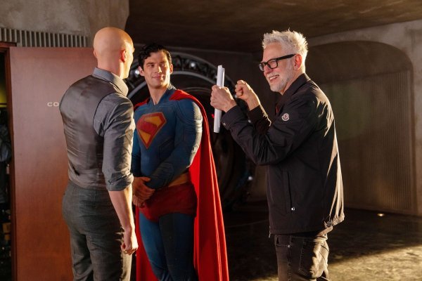 Redatelj James Gunn s glumcima Nicholasom Houltom i Davidom Corenswetom
