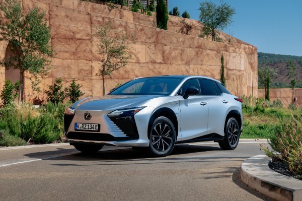 Novi Lexus RZ - dinamička premijera
