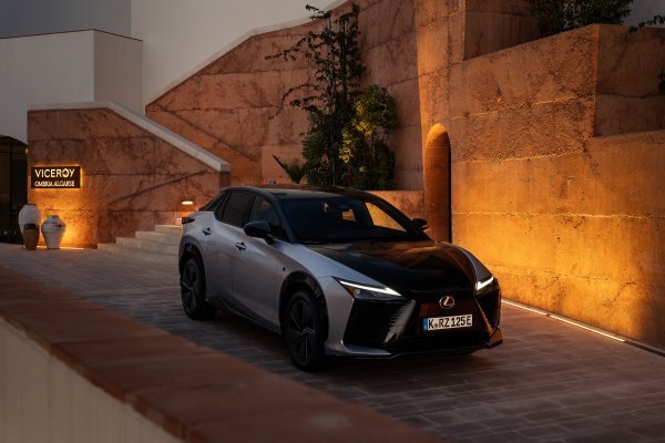 Lexus RZ 550e F SPORT Sonic Platinum