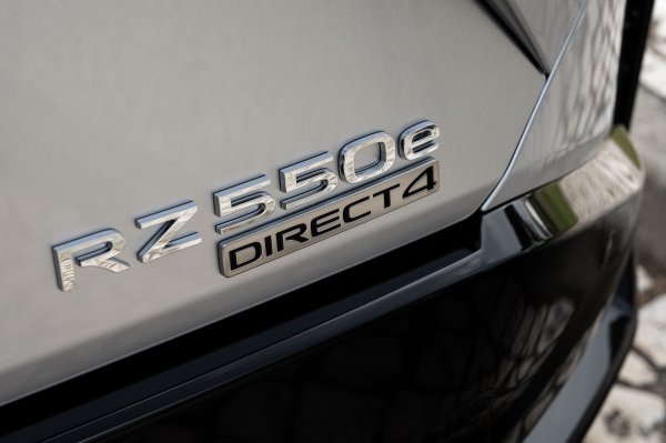 Lexus RZ 550e F SPORT Sonic Platinum