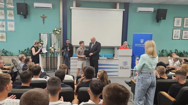 Ante Šušnjar na dodjeli stipendija u Slavonskom Brodu