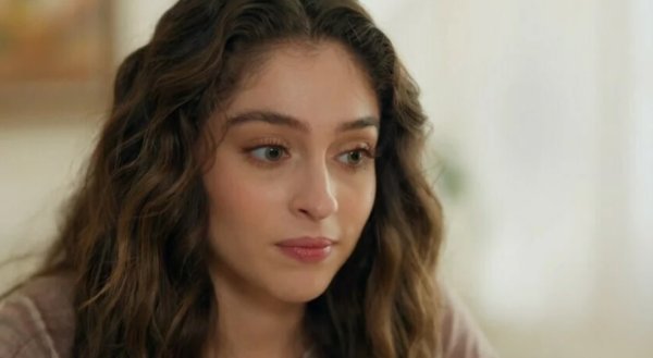 Cemre Baysel kao Leyla