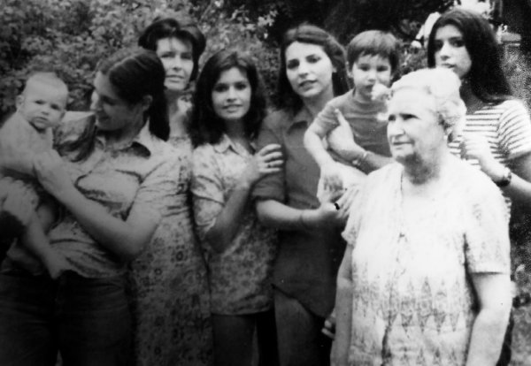 Diana s Fernandom, Elsa, Beatriz, Estela s Martinom i Marina te jedna nepoznata žena.
