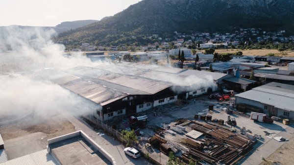 U požaru u Mostaru izgorjele tri hale tvrtke Interkomerc