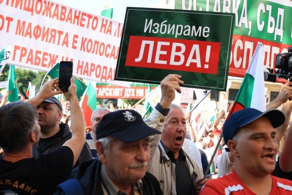 'Biramo lev', stoji na transparentu