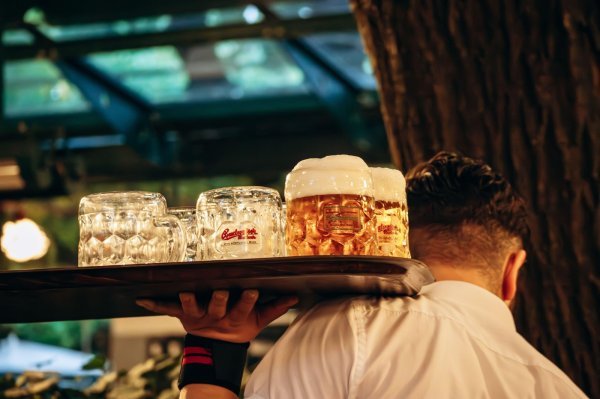 Rast u uslužnim djelatnostima i dalje neznatan/ ilustracija