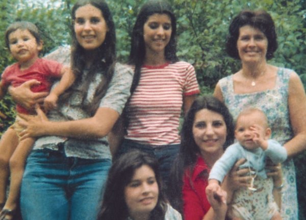 Ljeto 1976.  Diana drži Martina, Marina i Elsa stoje. Dolje su Beatriz i Estela s bebom Fernandom. Posljednja obiteljska fotografija.