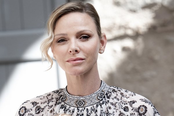 Princeza Charlene haljinom boho estetike odala počast Grace Kelly rekreirajući obiteljsku fotografiju